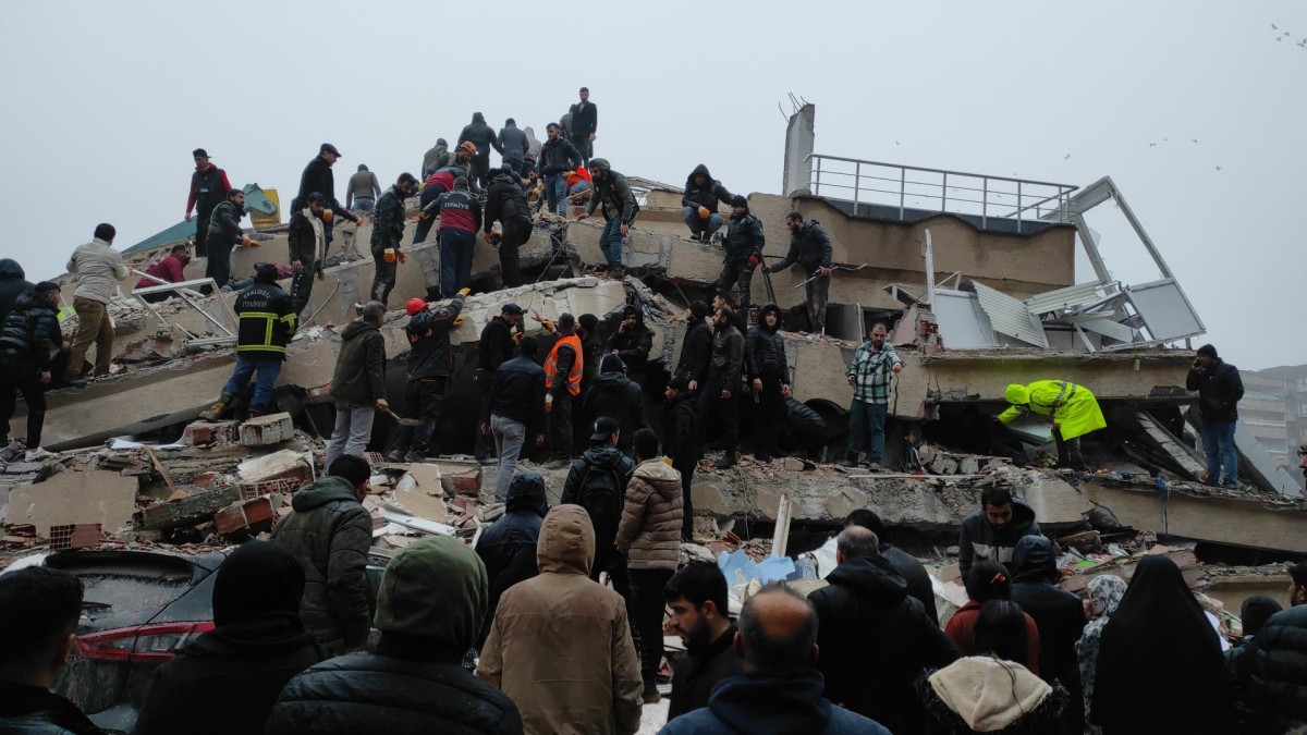 Şanlıurfa'da hasar bina yıkılması kamerada